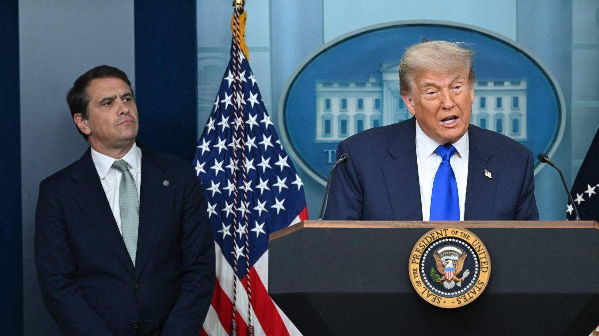 Donald Trump junto a Todd Blanche